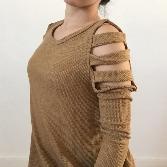 1 left ❗️ medium Open shoulder long sleeve top - Picture 4 of 8